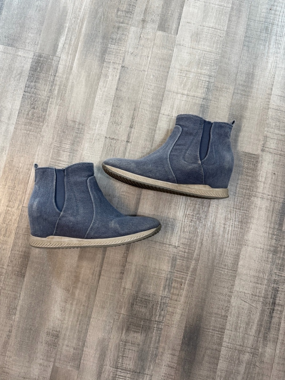 Baretraps Jaci Women’s 8.5 M Blue Denim Wedge Sneaker Ankle Boots Zip